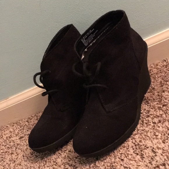 Black heeled booties - Picture 1 of 3